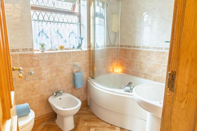 Family bathroom at No.6