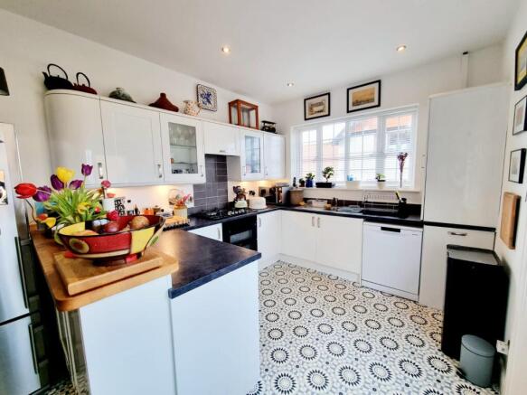 2 bed Flat for sale Image 7