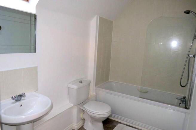 SPACIOUS COMBINED BATHROOM