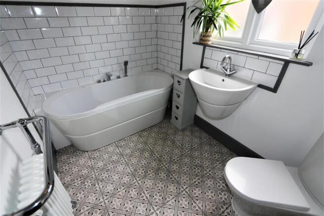 STYLISH FAMILY BATHROOM