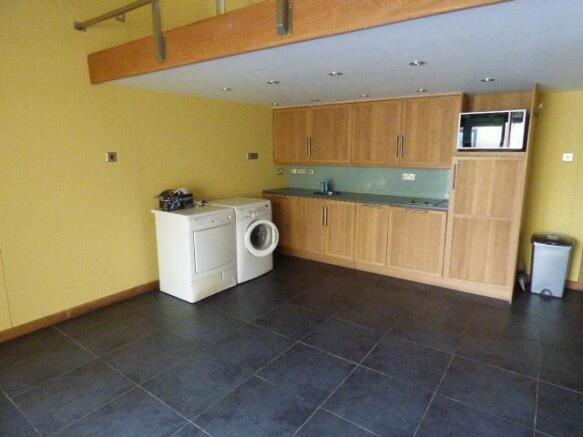 KITCHEN/DINING ROOM