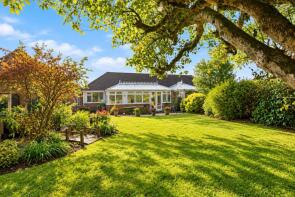 72, Spooners Drive, Park Street, St. Albans AL2 2HN