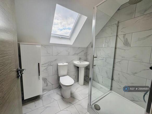 4 bed Semi-Detached to rent Image 9