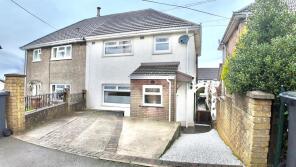 16, Farm Close, Blackwood NP12 0DS