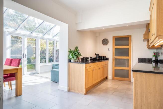 6 bed Semi-Detached for sale Image 5