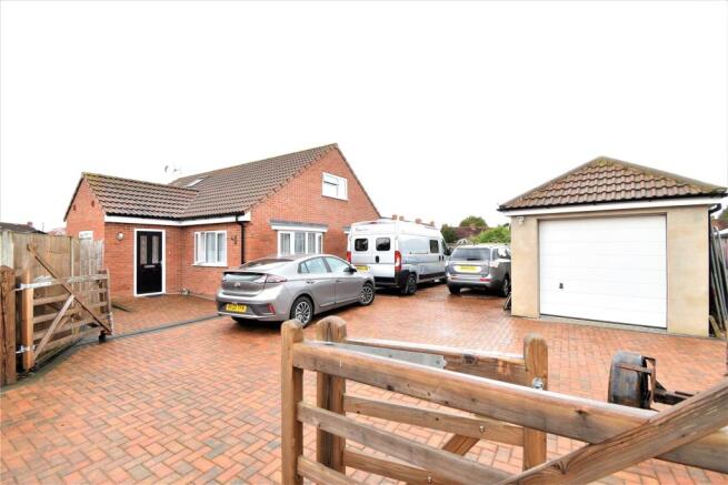 Drive/Garage
