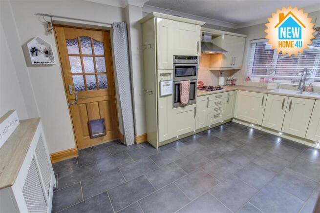 KITCHEN / BREAKFAST ROOM: