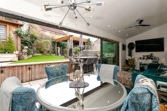 4 bed Detached to rent Image 12