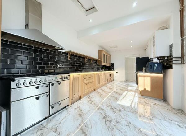 9 bed Semi-Detached for sale Image 10