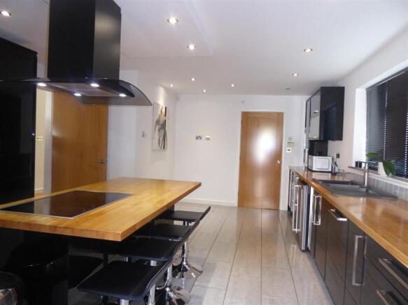 KITCHEN/BREAKFAST ROOM