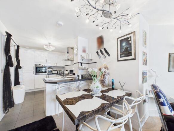 2 bed Apartment for sale Image 5