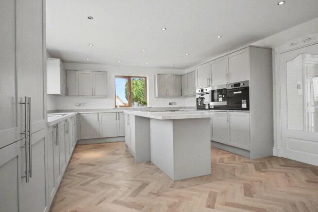 4 bed Detached for sale Image 11