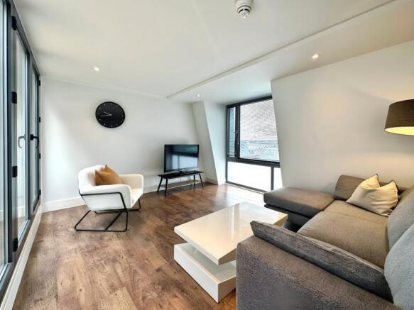 2 bed Penthouse to rent Image 3