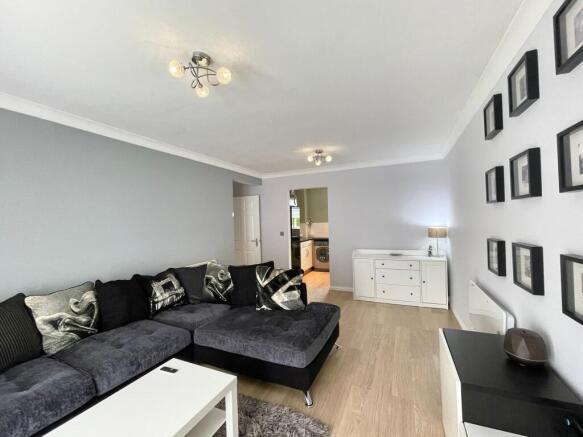 2 bed Flat for sale Image 5