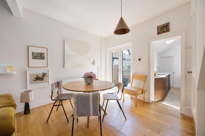 Chestnut Avenue, E7
