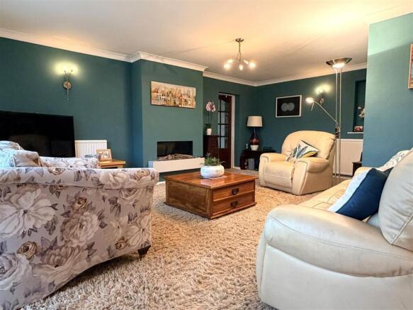 OPEN PLAN LOUNGE & DINING ROOM