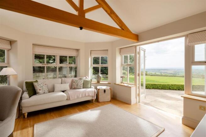 5 bed Detached for sale Image 4