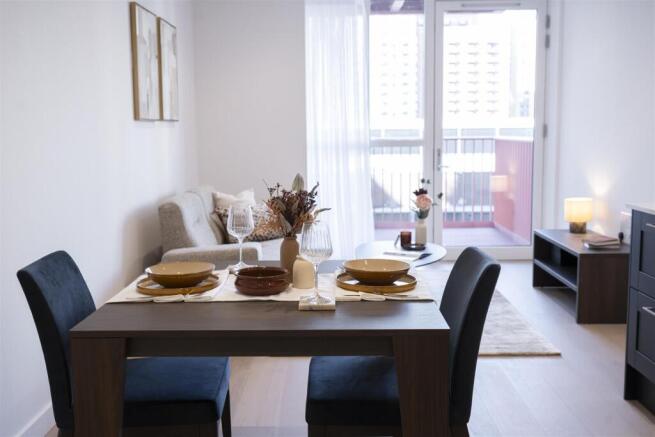 RENTAL SHOW FLAT