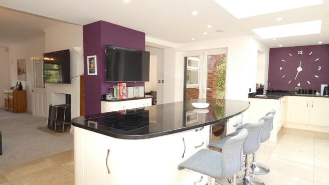 4 bed Detached for sale Image 9