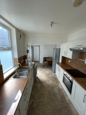 4 bed House to rent Image 11