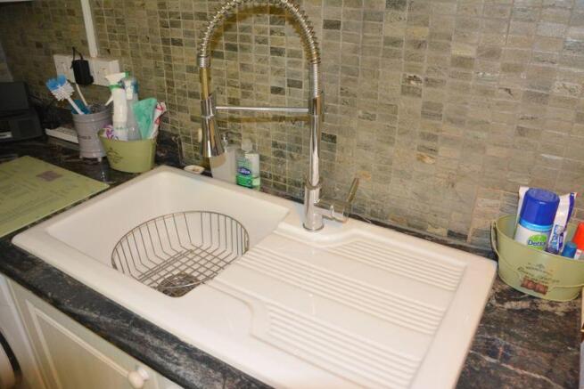 Ceramic sink unit