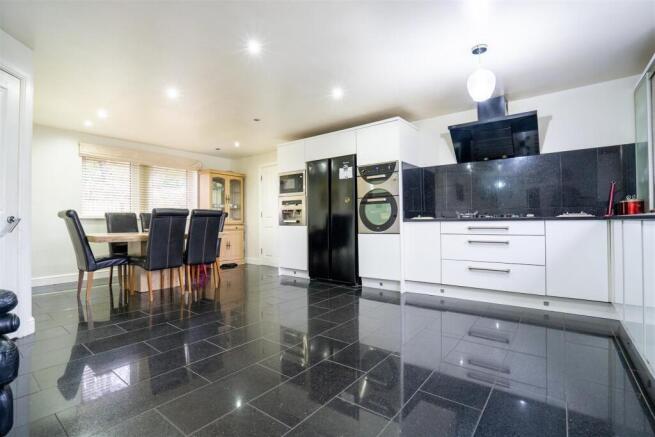 7 bed Detached for sale Image 5