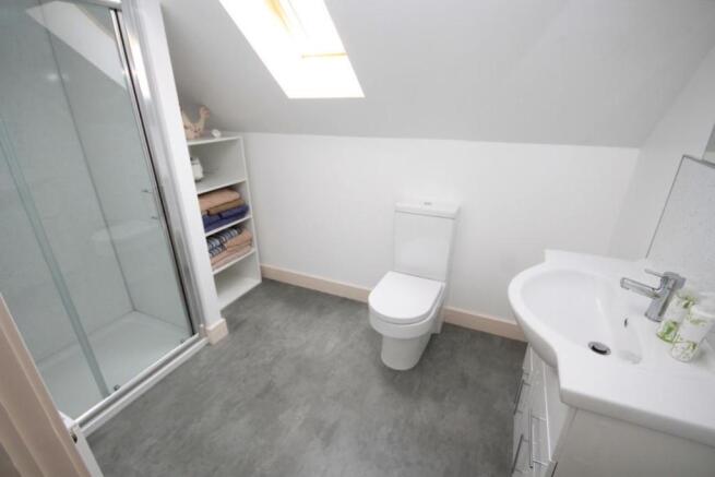 EN-SUITE SHOWER ROOM