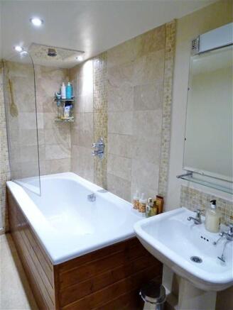 EN-SUITE BATHROOM: