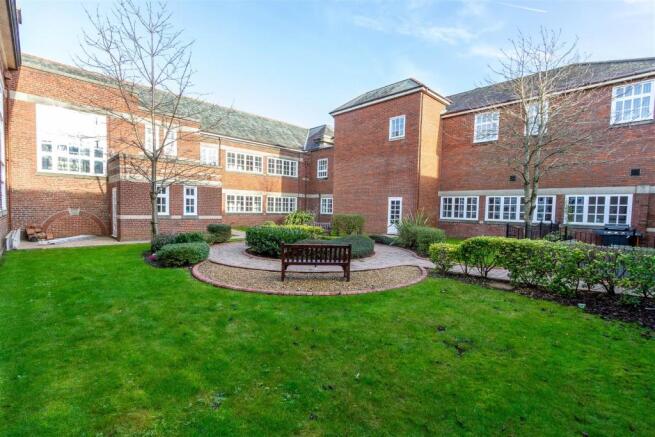 4 Queens Manor Communal Garden 2.jpg