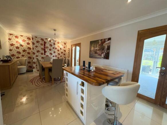 Breakfast Bar and Dining Area