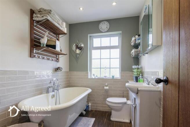 FAMILY BATHROOM