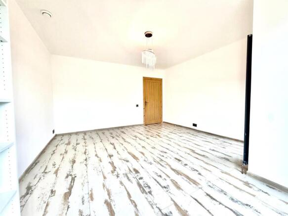 2 bed Semi-Detached Bungalow to rent Image 12