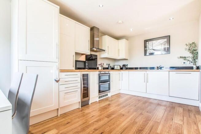 2 bed Apartment to rent Image 4
