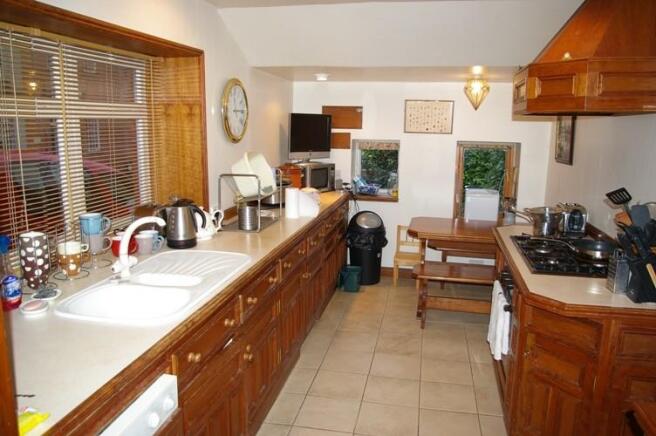 FITTED KITCHEN