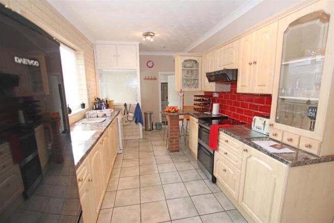 FITTED KITCHEN / BREAKFAST ROOM