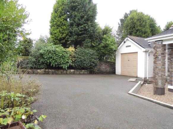 Detached Garage: