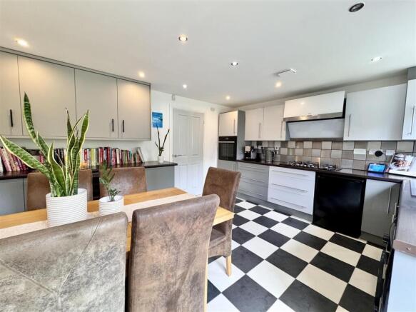 4 bed Semi-Detached for sale Image 12