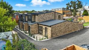 Flat 6, Mirravale Court, Queens Road, Buckhurst Hill IG9 5BH