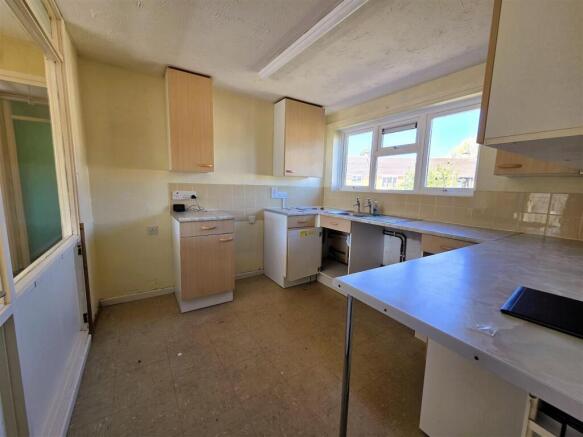 13 Weller Road - Kitchen.jpg