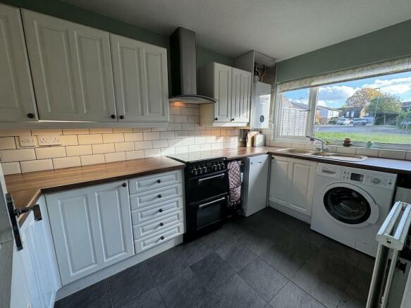 12 - Kitchen..jpg