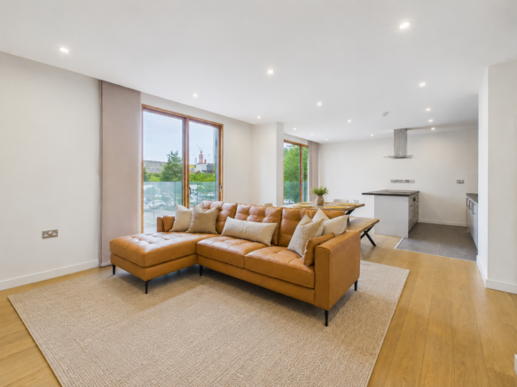 2 bed Apartment to rent Image 4
