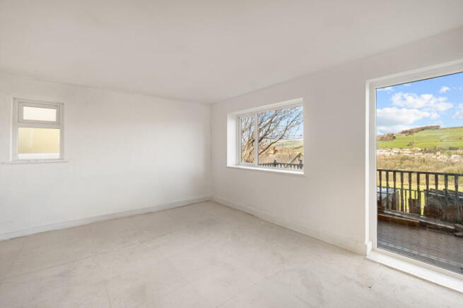 5 bed Detached for sale Image 10