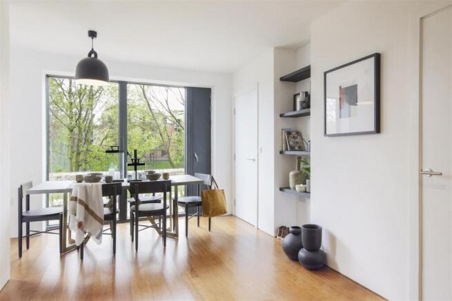 4 bed Town House to rent Image 5