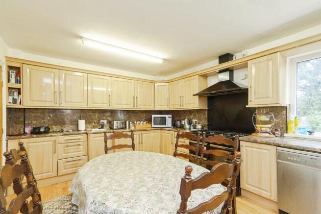 5 bed Semi-Detached for sale Image 4