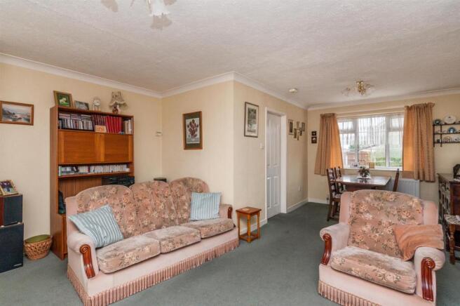 Lounge/Dining Area