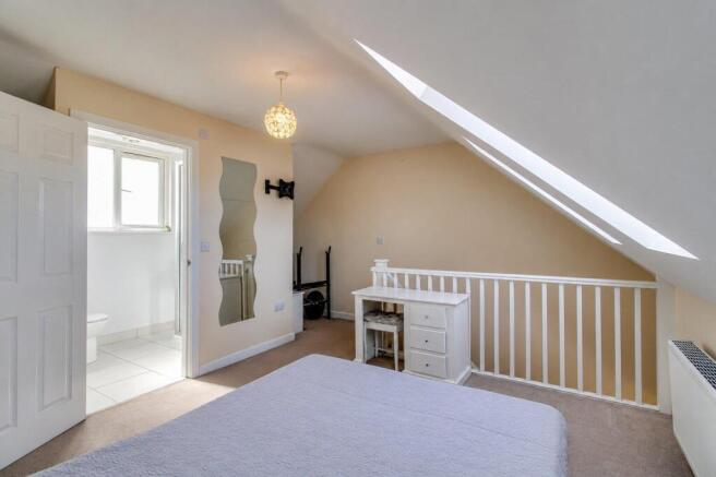 3 bed Town House for sale Image 9