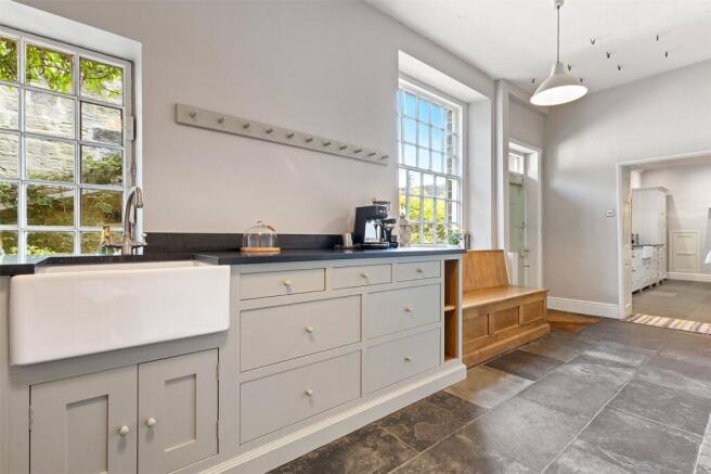 6 bed House for sale Image 11
