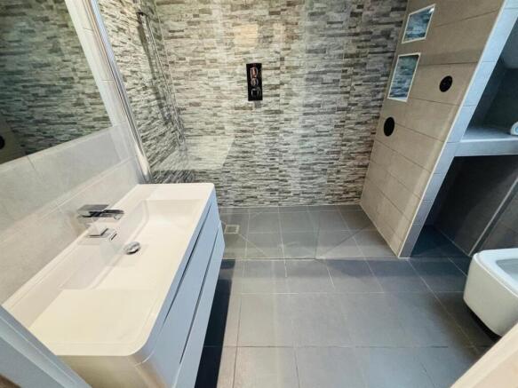 4 bed Town House to rent Image 12