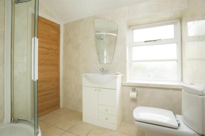 FAMILY SHOWER ROOM