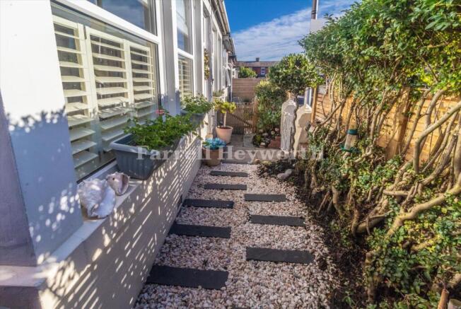Front Garden image 2
